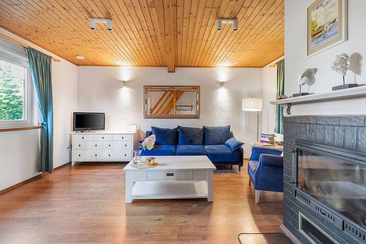 Komfortables Ferienhaus mit Kamin und Terrasse in Bobolin, Powiat Sławieński