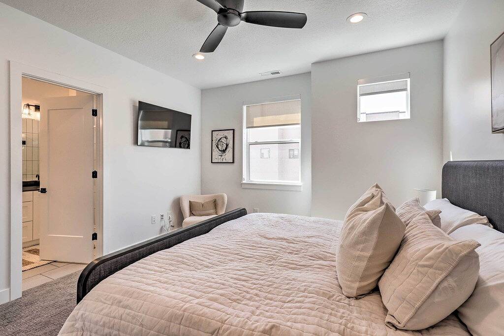 Modern-Chic Provo Townhome 1 Mi to Byu Campus in Provo, Utah Lake