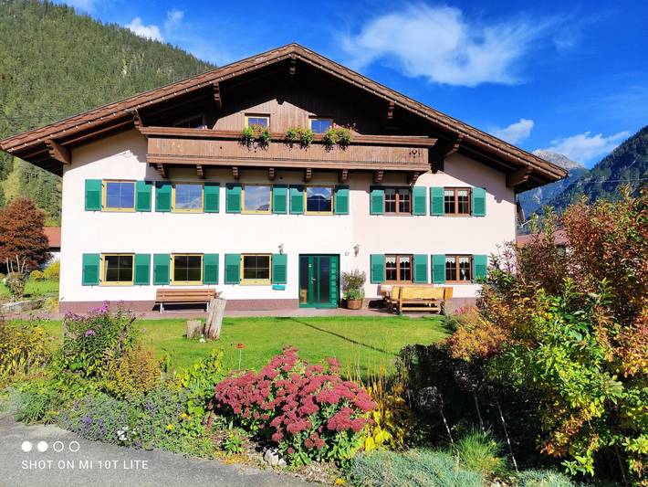 Ferienwohnung für 4 Personen, mit Terrasse und Garten sowie Ausblick in Bach