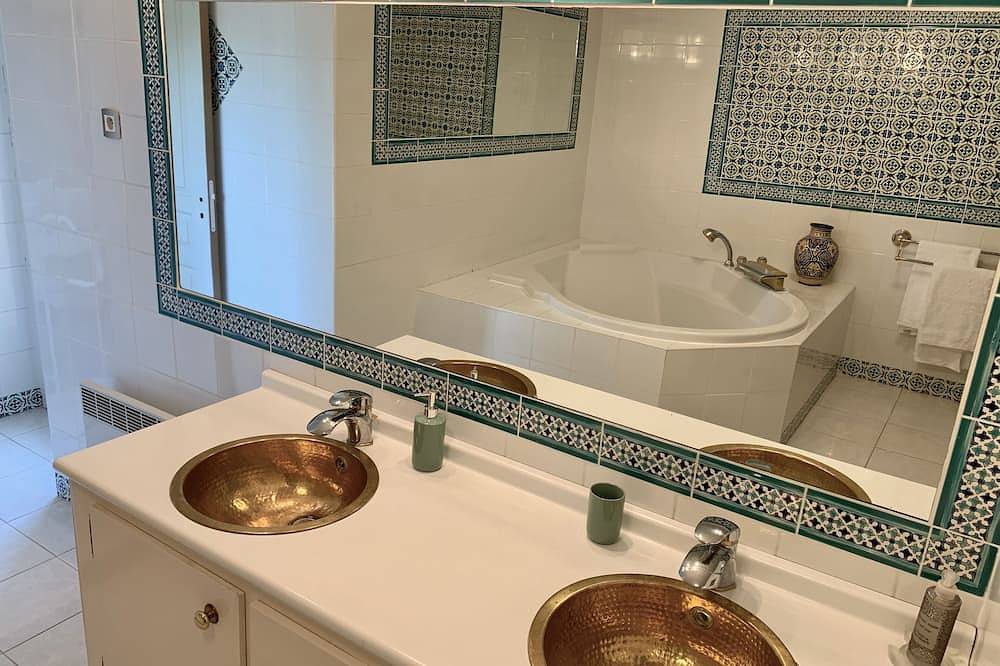 Fully renovated, air-conditioned 18th-century house with large swimming pool in Remoulins, Nimes und Umgebung