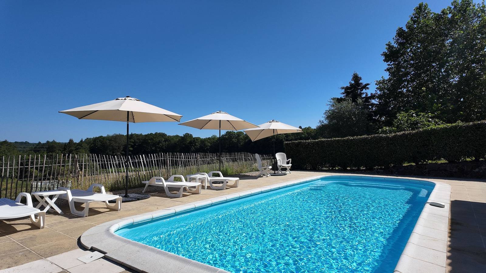 Vakantiehuis 'Domaine De Bellac - Le Cabriolet' met Gedeeld Zwembad, Terras en Wi-Fi in Roussines, Regionaal Natuurpark van de Perigord-Limousin