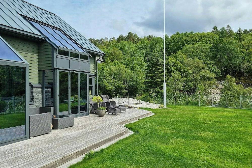 Ferienhaus am Meer mit Pool und Nebengebäude in Fitjar