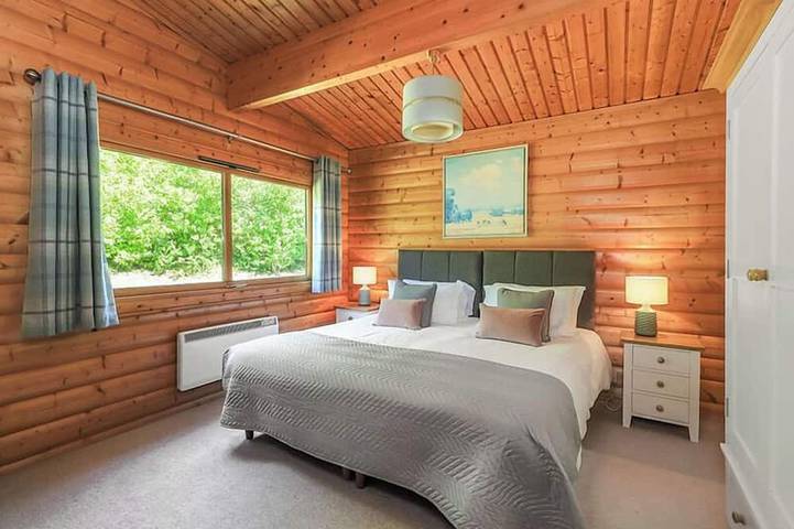 3 Bedroom, 5 star, award winning Lodge with luxurious hot tub (sleeps 6) in Hursley, South-Downs