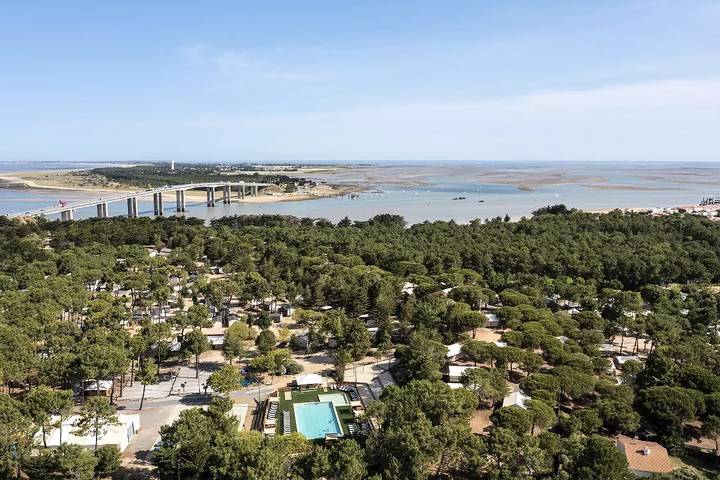 Camping pour 4 personnes, avec Terrasse et Piscine à La Barre-de-Monts