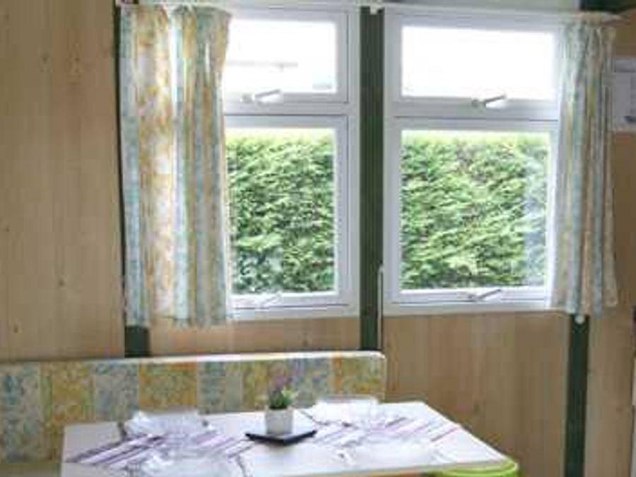 Camping Le Rouquié du Lac - Chalet 4 personnes - Gitotel (4couchages) in Lamontélarié, Région de Lacaune