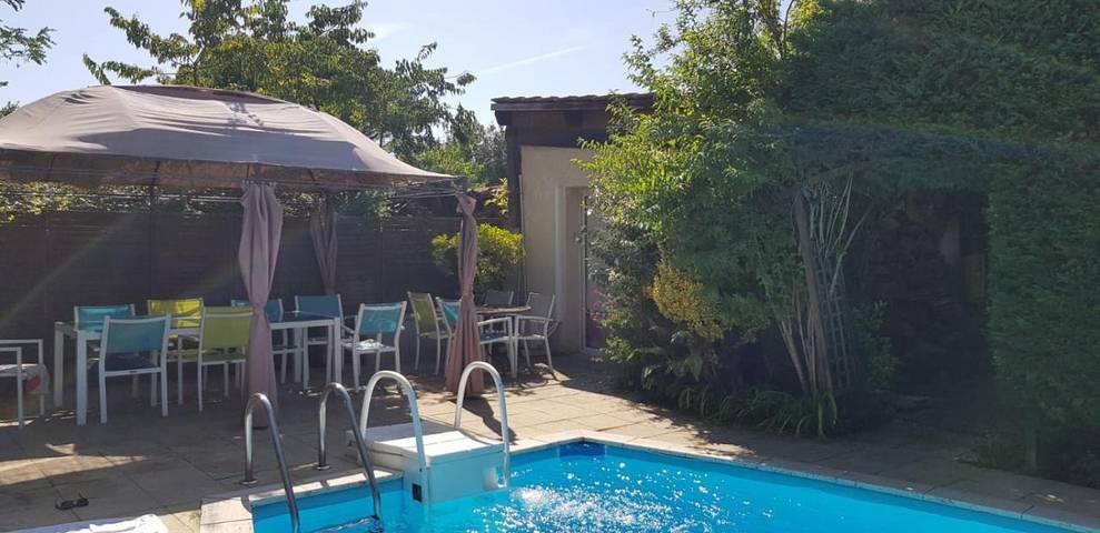 Gîte pour 2 personnes, avec Jacuzzi et Terrasse ainsi que Jardin et Piscine à Guîtres