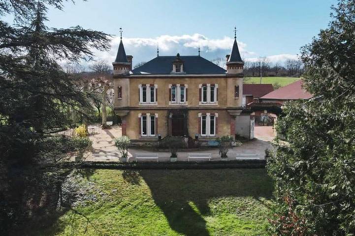 Gîte pour 15 personnes, animaux acceptés à Pralong
