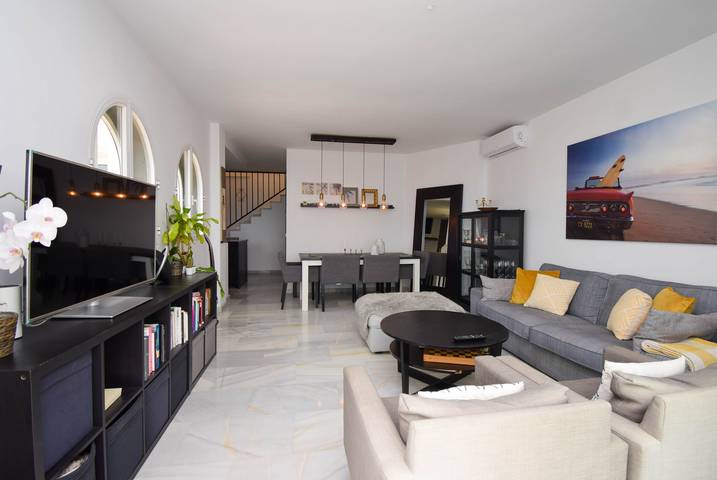 Apartamento entero, Fantástico apartamento en Calahonda con grandes terrazas, vistas al mar y piscina in Urbanizacion Calahonda, Mijas
