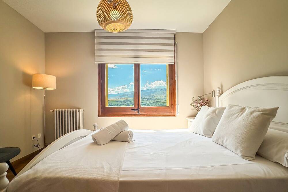 Entire apartment, Puigcerdà Cal Gatesques 1 in Puigcerdà, Catalan Pyrenees