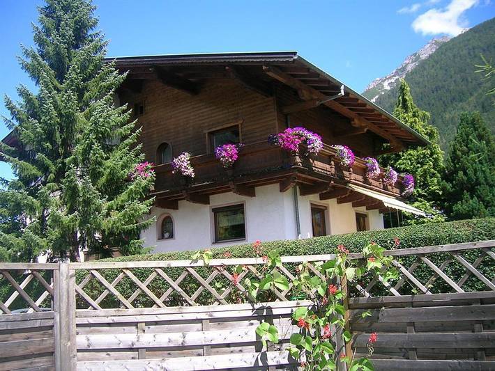 Hütte für 5 Personen, mit Balkon und Terrasse sowie Garten und Ausblick in Neustift im Stubaital