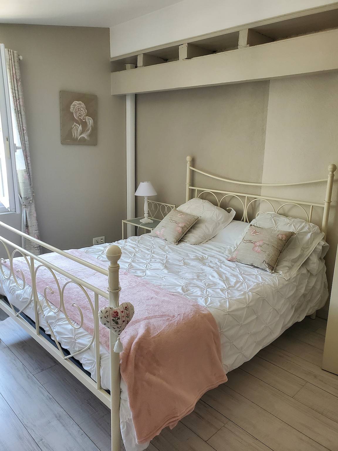 Gîte romantique charentais avec terrasse partagée, Wi-Fi et climatisation in Le Thou, Région de Rochefort