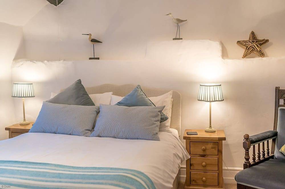 17th Century Holiday cottage with hot tub and sea views in Dyffryn Ardudwy Snowdonia | Y-Felin in Dyffryn Ardudwy, Snowdonia