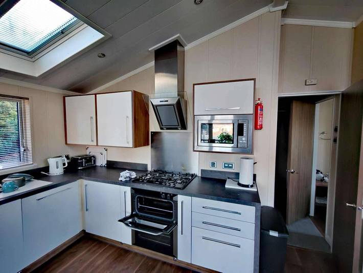 Chalet for 6 people, with lake view and terrace, child-friendly in the United Kingdom