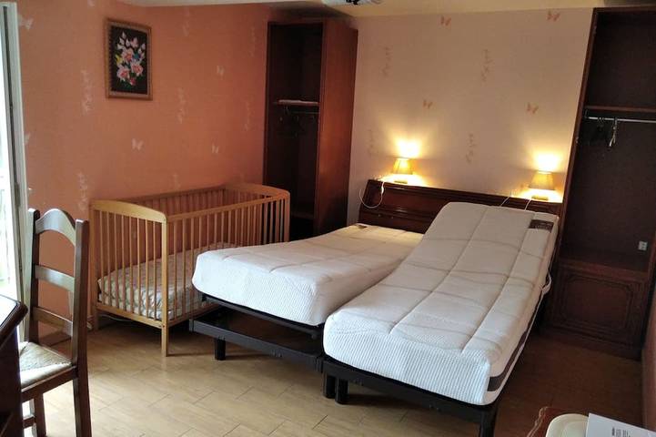 A 7 km de Derval, en el campo, casa de piedra para 5 personas con internet. in Conquereuil, Châteaubriant y alrededores