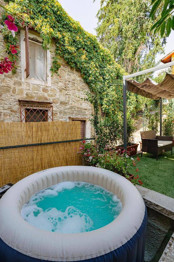 Alberta Home - Rustic Chalet with Jacuzzi in Rufina, Prowincja Florencja