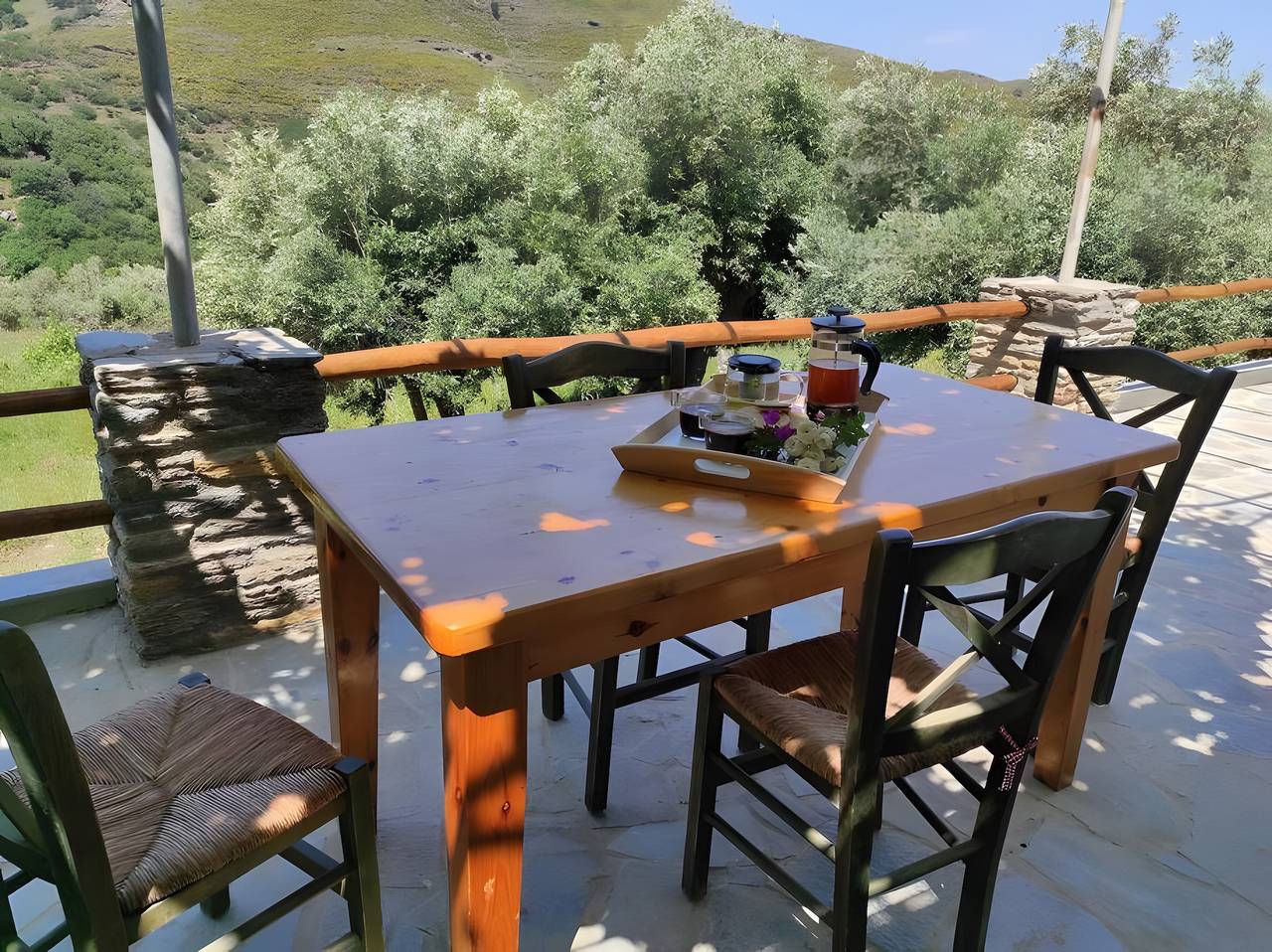 Vakantiehuis 'Ktima Kariofyllis' met Uitzicht op de Bergen en Privéterras in Andros