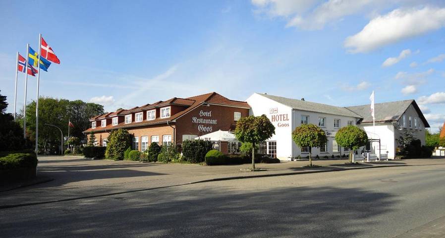 Hotel, mit Terrasse und Garten in Jübek