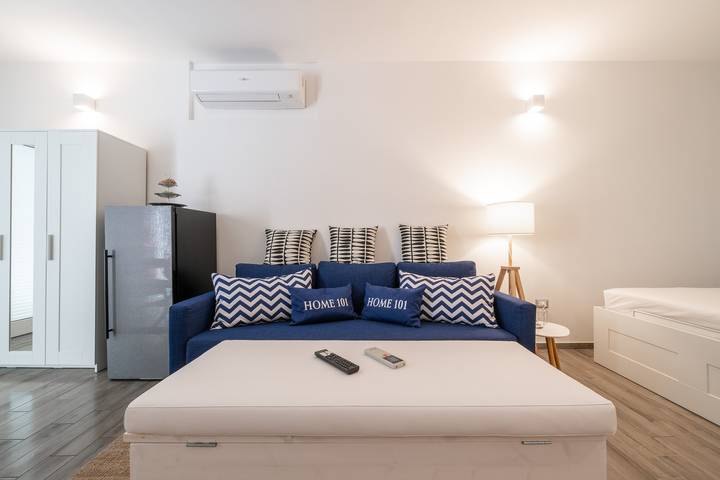 Appartamento intero, Appartamento 'Home 101' con vista mare, Wi-Fi e aria condizionata in Spiaggia Sotto Torre, Calasetta