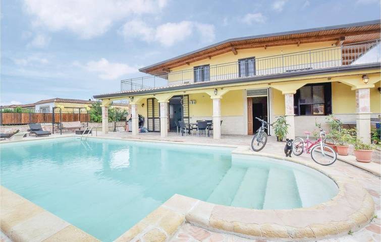 Apartamento con terraza junto a la piscina - 2 km de la playa in Mondragone, Provincia de Caserta
