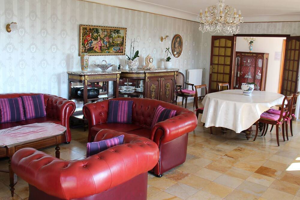 \"Rocabel\" mit Blick auf das Wasser in Gattières, Cannes region