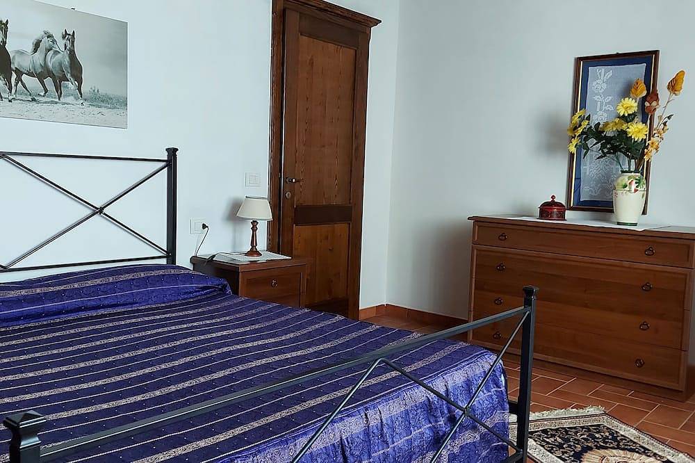 Tuscan villa with private pool and garden overlooking Mount Amiata in Arcidosso, Grosseto Provinz