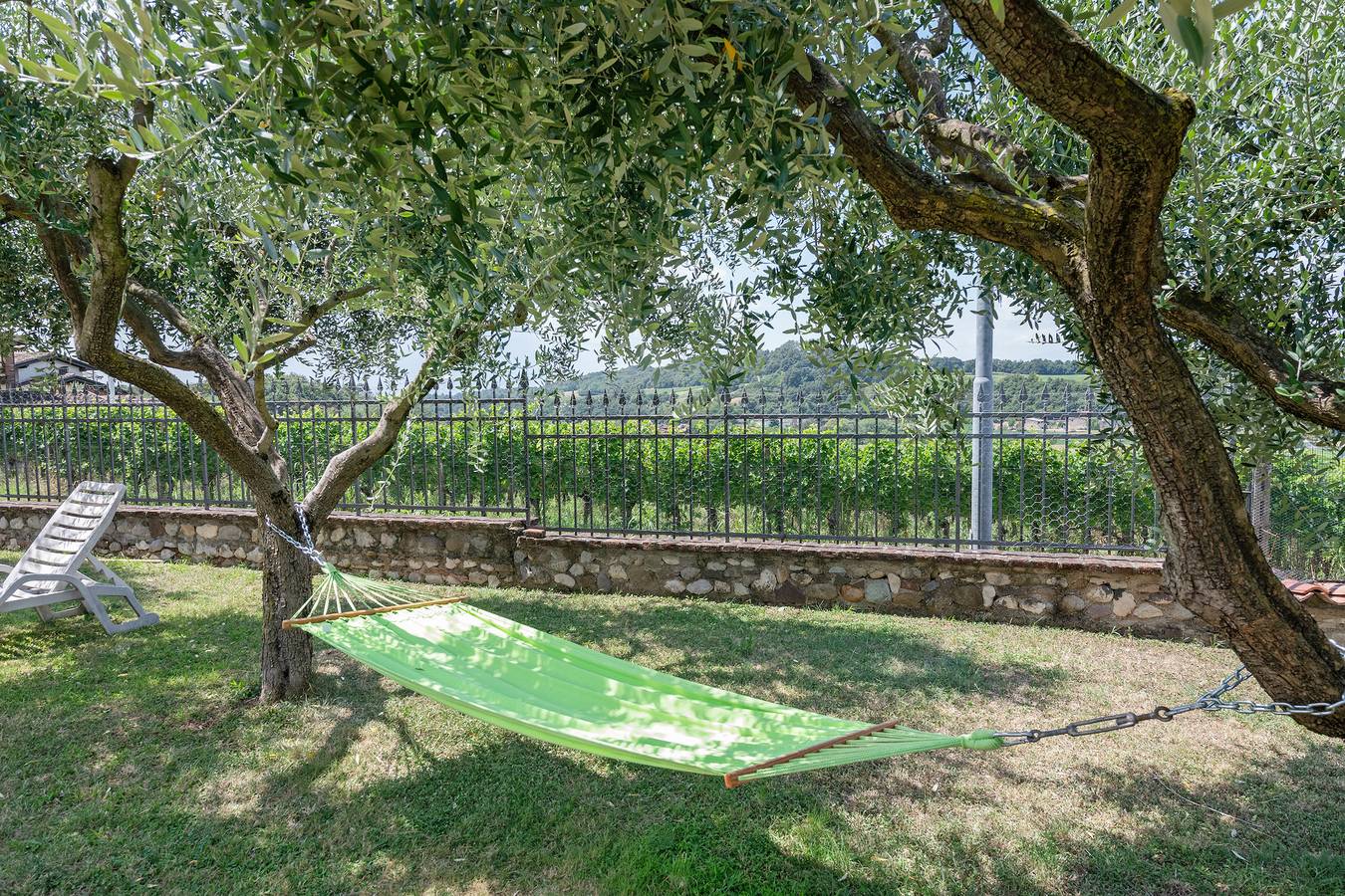 Ganze Wohnung, Apartment 'La Corte Delle Fate' mit Gemeinschaftspool, Gemeinschaftsgarten und Wlan in Lonato del Garda, Brescia Provinz
