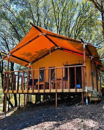 Tente pour 4 personnes, avec terrasse ainsi que vue et piscine en Corse