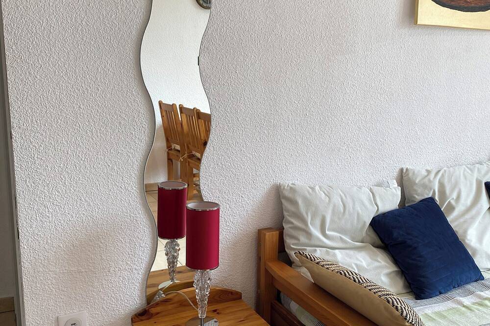 Entire apartment, Logement 2 Chambres, Entièrement Rénové, Dans Résidence Avec Piscine in Montbrun-les-Bains, Nyons region