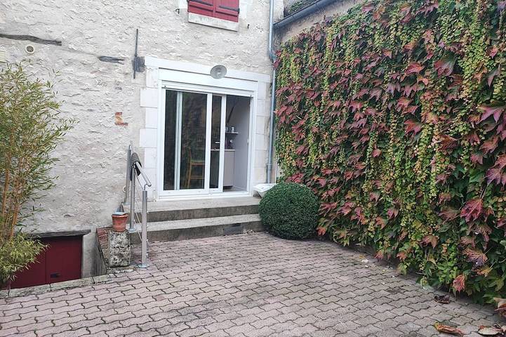 Location de vacances pour 8 personnes, avec terrasse ainsi que jacuzzi et jardin dans Bassou