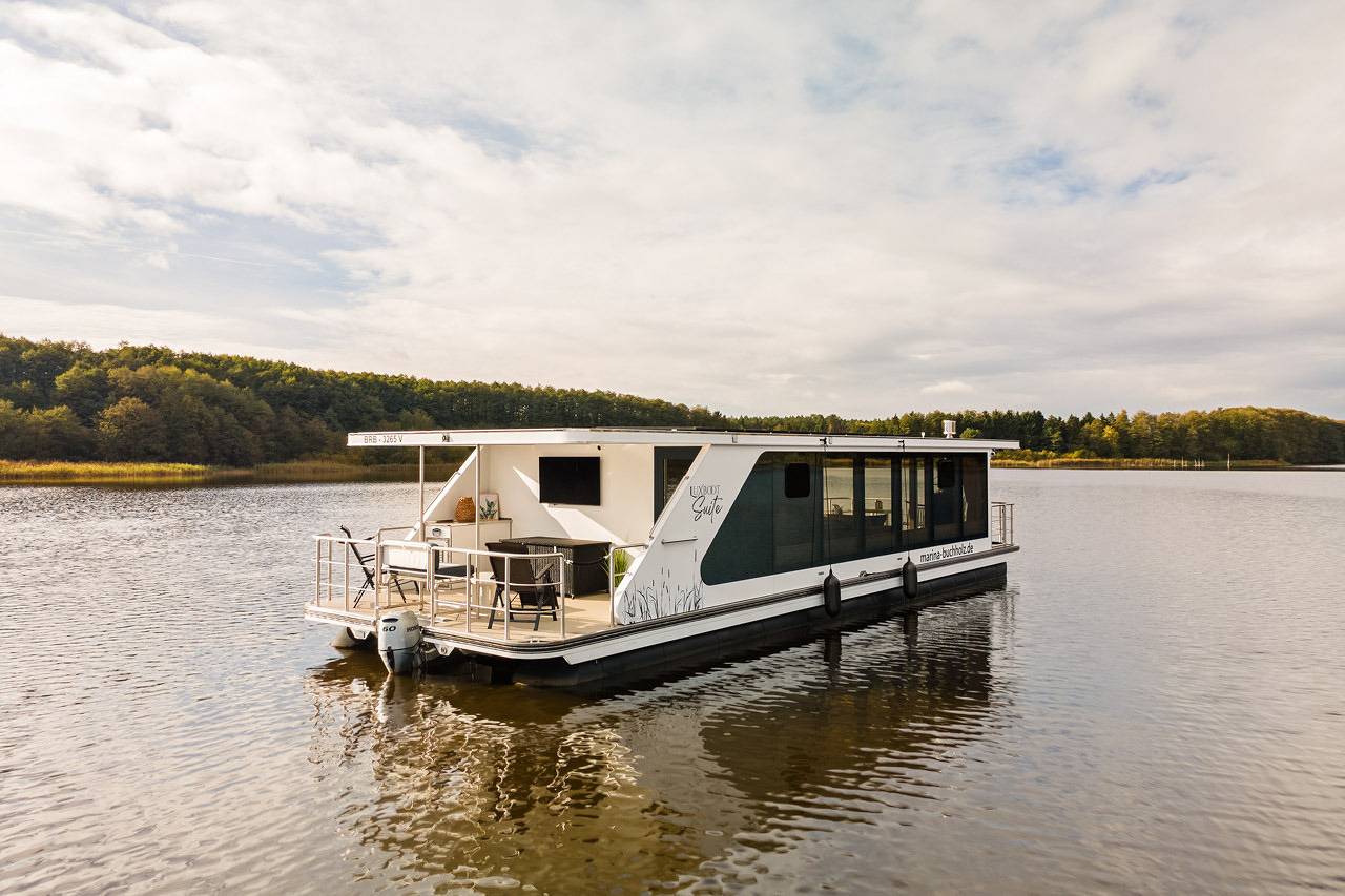 5 Sterne plus Ferienwohnung mit Blick auf den See | Lake Suite in Buchholz, Müritz