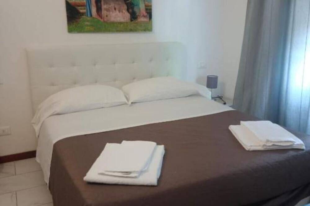 Entire apartment, Sunflower Room – Double with Shared Garden, Wi-Fi and Air Conditioning in Prato, Prato Province