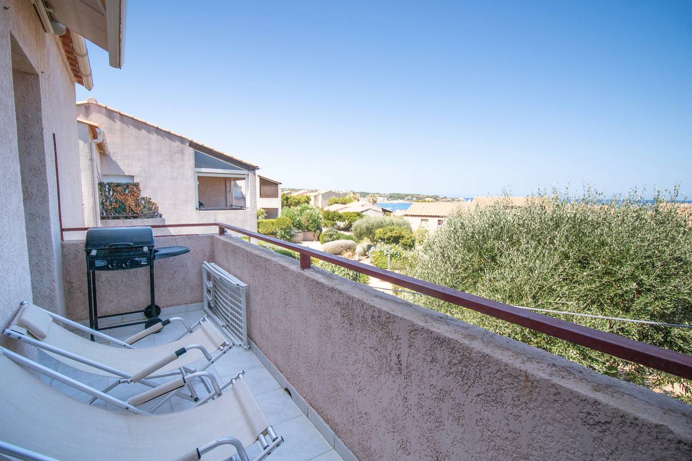 Apartamento entero, Apartamento 'Sull'acqua' con vistas al mar, terraza privada y balcón in Sant Ambroggio, Lumio