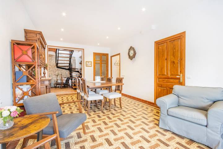 Entire apartment, Apartment 'Cal Comorera' with Private Pool, Wi-Fi and Air Conditioning in Massoteres, Lleida Province
