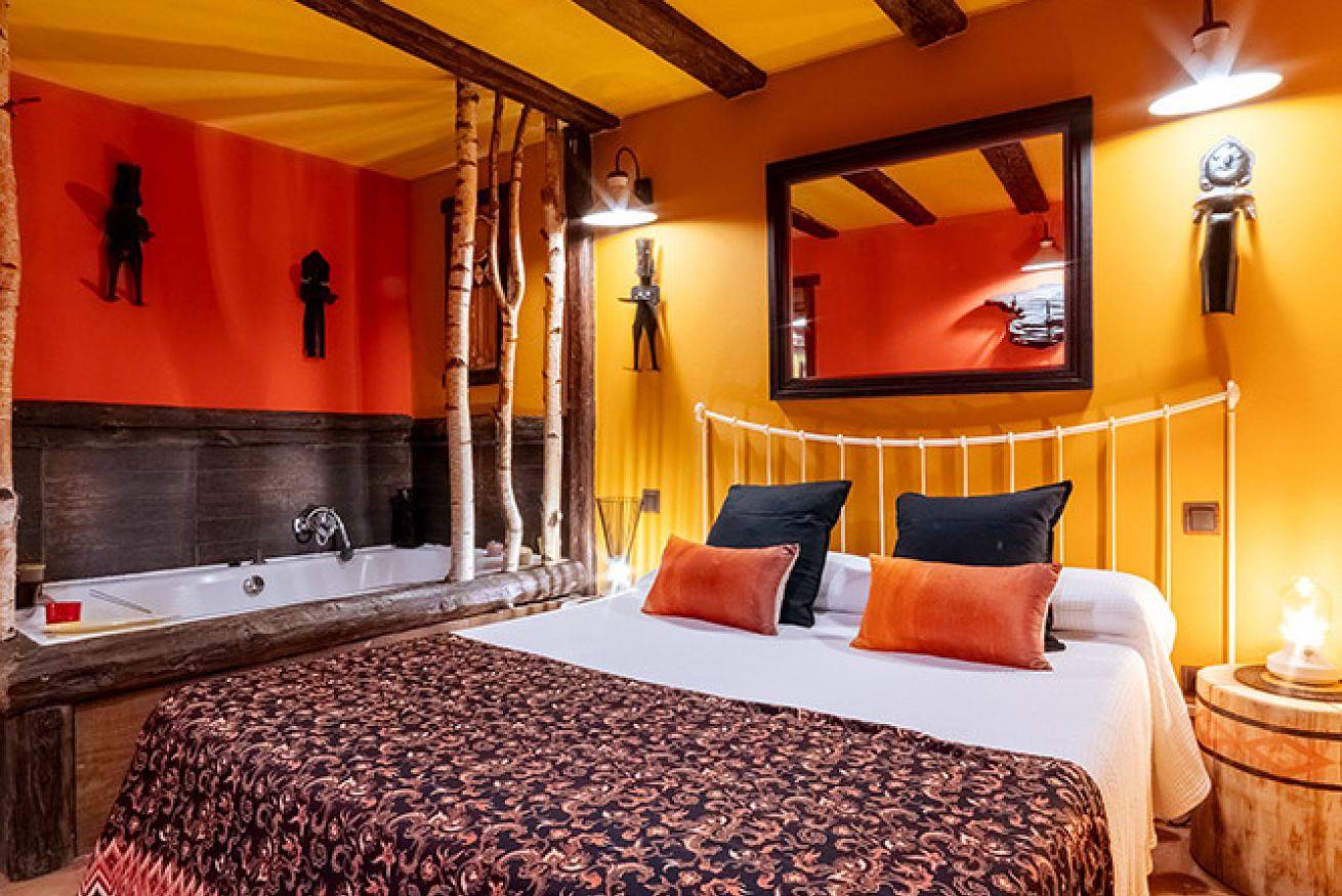 Entire apartment, Apartment 2. Garden Suite with Jacuzzi and fireplace in Enterría, Camaleño