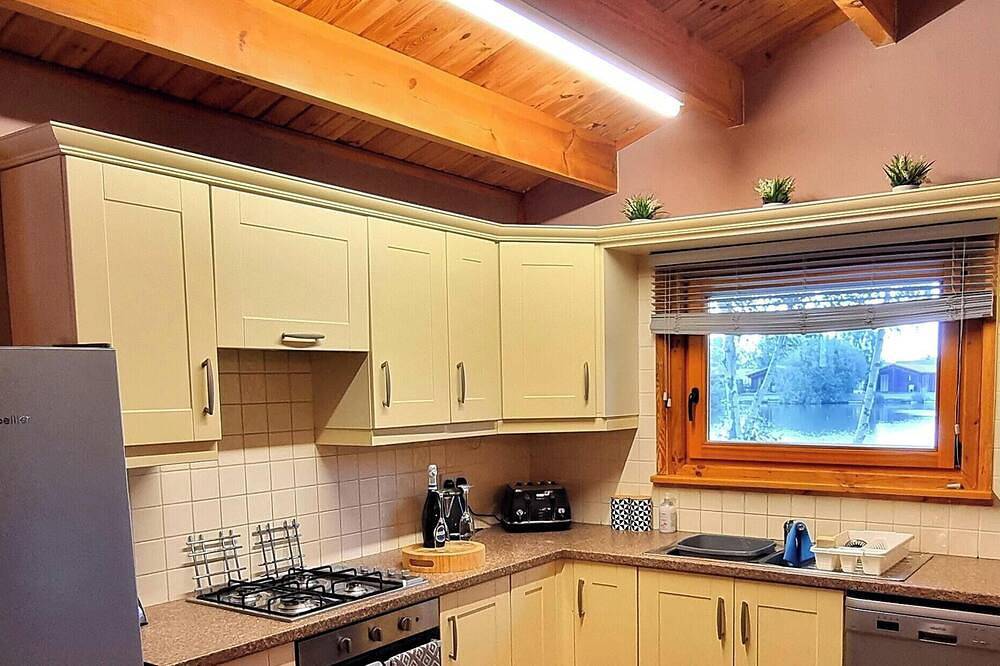 Elite Retreats 4U Ltd - Lakeside Hot Tub Log Cabin at Tattershall Lakes Park in Tattershall, Lincolnshire