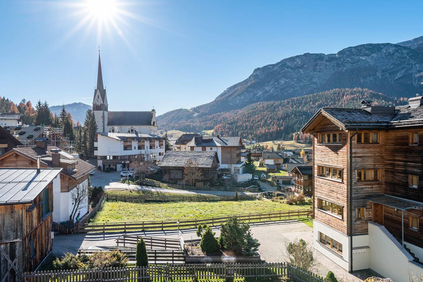 Appartamento intero, Appartamento '4' con vista sulle montagne, giardino in comune e Wi-Fi in Badia, Dolomiti Superski