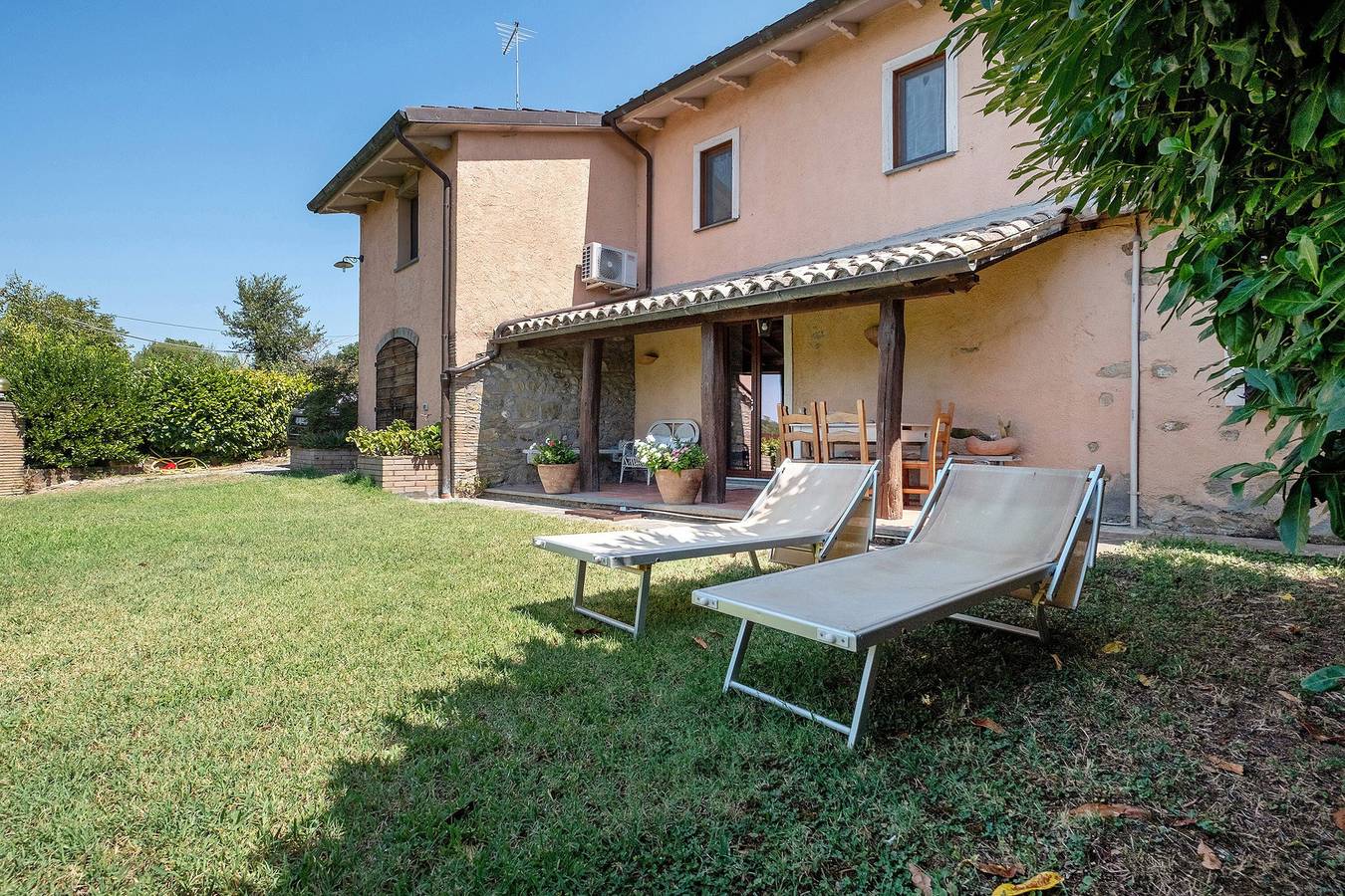 Appartement entier, Chambre « Parmi les Oliviers et le Panorama » avec vue montagne, jardin privé et Wi-Fi in Orvieto, Province de Terni