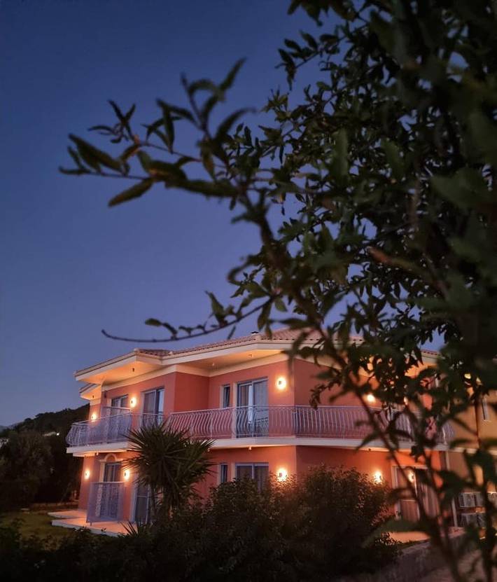 Διαμερίσματα διακοπών για 2 άτομα, με Μπαλκόνι και Ταράτσα καθώς και Κήπο και Θέα στη Λάσση