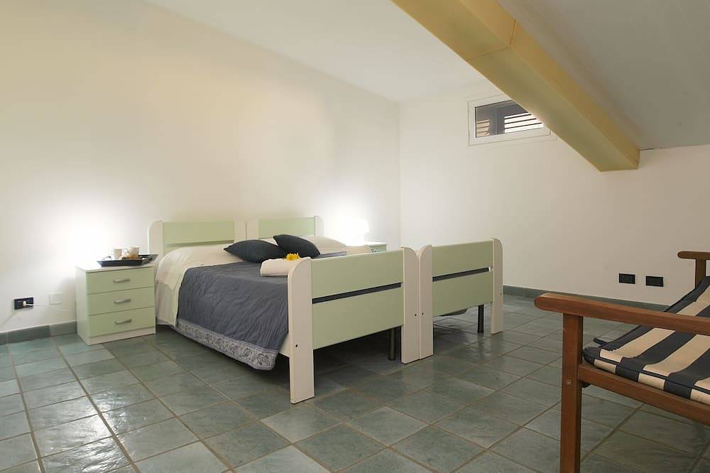 Appartamento intero, Attico panoramico fronte mare per 6/8 ospiti, in centro, wifi illimitato, in Marina di Ragusa, Provincia di Ragusa
