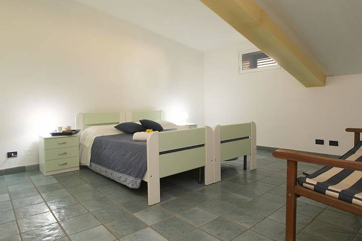 Ganze Wohnung, Penthouse mit Terrasse mit Meerblick für 8 Personen, in der Mitte, unbegrenztes Wifi-Internet in Marina di Ragusa, Ragusa