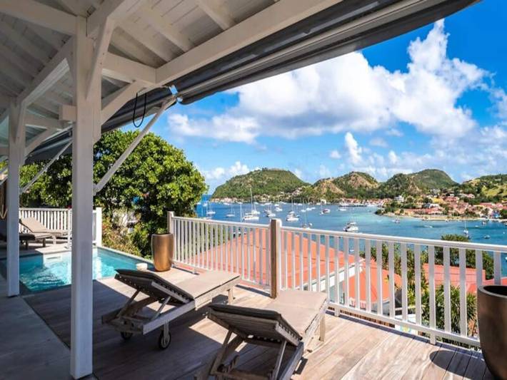 Gîte pour 4 personnes, avec terrasse ainsi que jardin et piscine, adapté aux familles à Terre-de-Haut