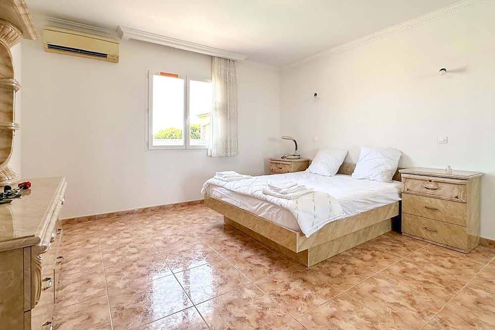Awesome home in Rochefort du Gard in Rochefort-du-Gard, Nimes und Umgebung