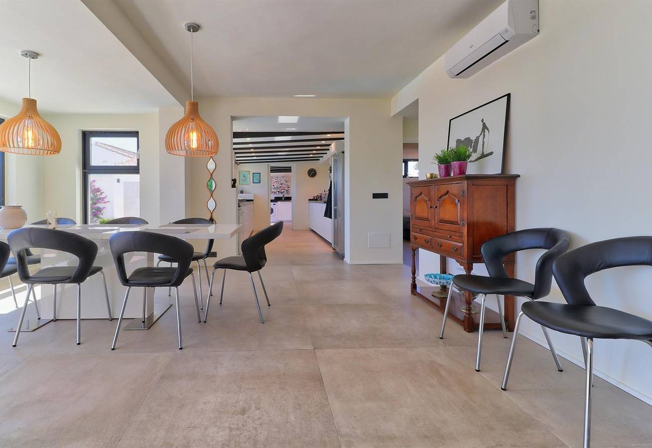 Increíble villa con vistas a la montaña, terraza, piscina y Wi-Fi in Mijas Costa, Mijas