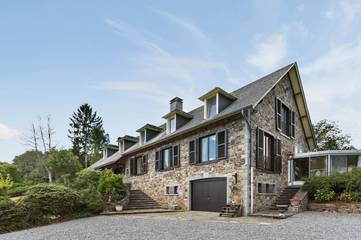 Gîte pour 20 personnes, avec piscine ainsi que vue et jardin dans Fanzel