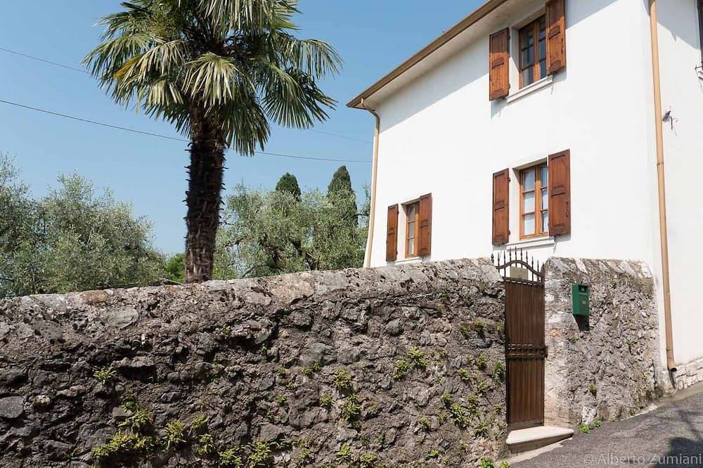Altes Wohnhaus in einem historischen Dorf zwischen Gardasee und Baldo in Caprino Veronese, Gardasee-Berge