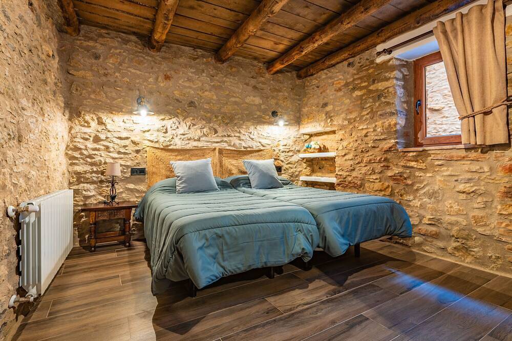 Casa rural 'La Parreta Estancia La Morada' con vistas a la montaña, terraza privada y jardín privado in Villafranca de Cid, Provincia de Castellón