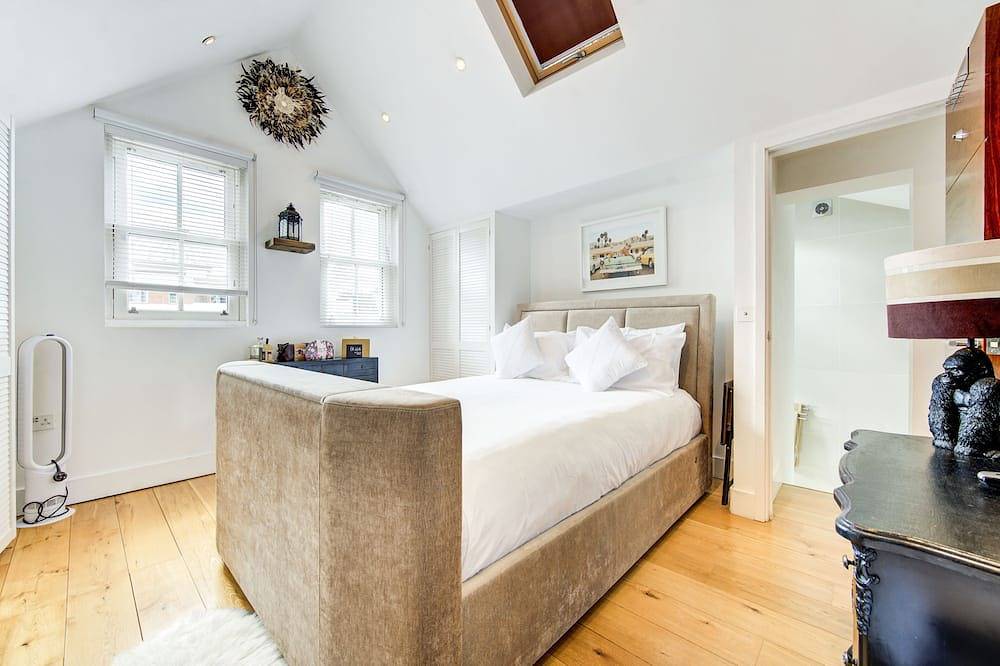 Stunning 4 Bedroom House - Hot tub+Gym - Sleeps upto 8 -Escape London, in London in Redbridge, London