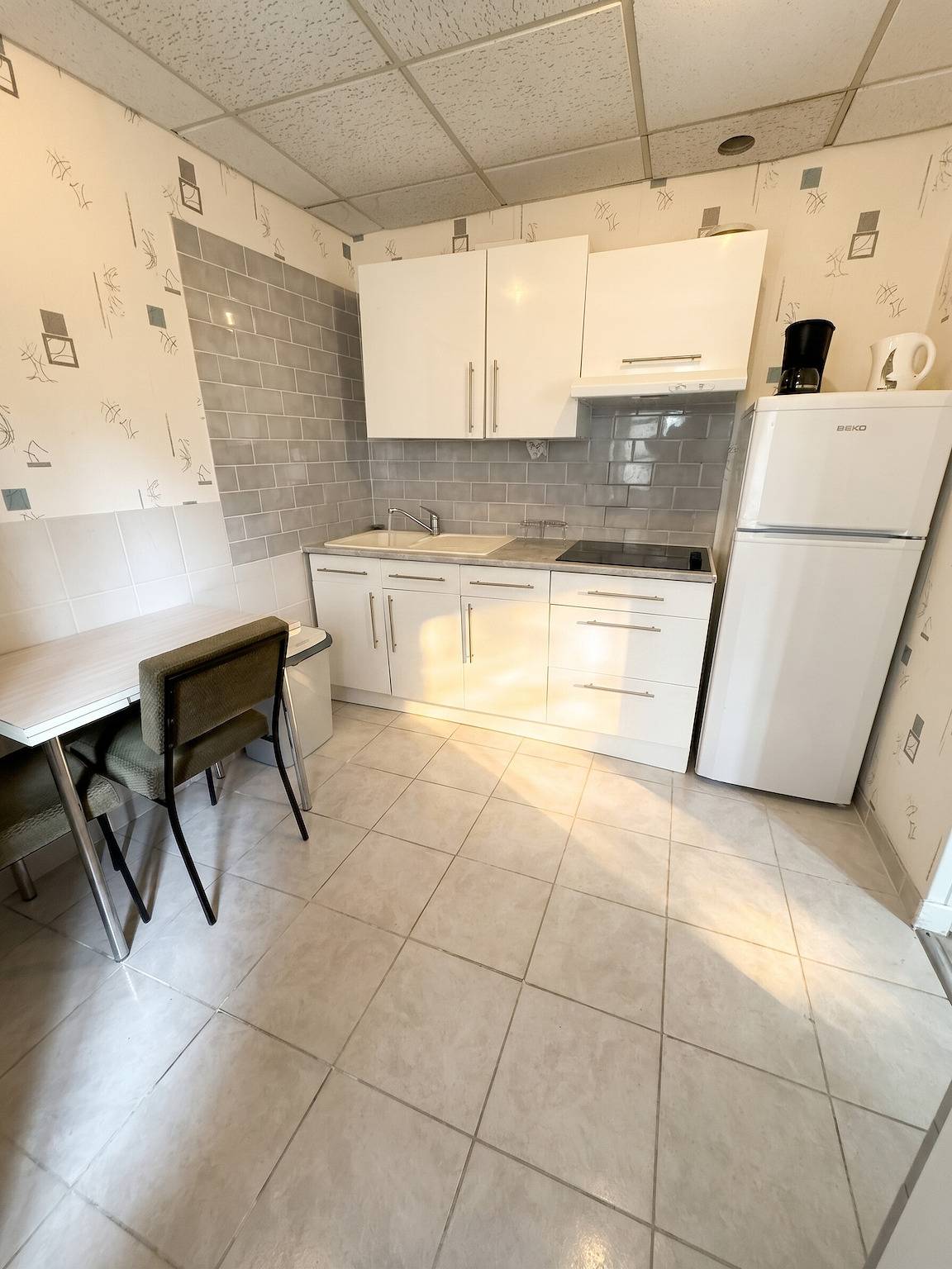 Estudio entero, Estudio encantador en Néris-les-Bains, 20 m², con terraza in Néris-les-Bains, Región de Montluçon