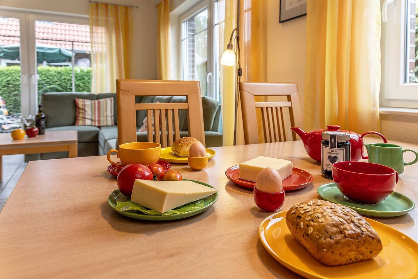 Schick und idyllisch gelegen: Das Reihenendhaus mit seinen ca. 70 qm ist modern und gemütlich zugleich eingerichtet. Die herrlich angelegte Terrasse in Südlage verspricht schöne gemeinsame Stunden. in Carolinensiel-Harlesiel, Wittmund