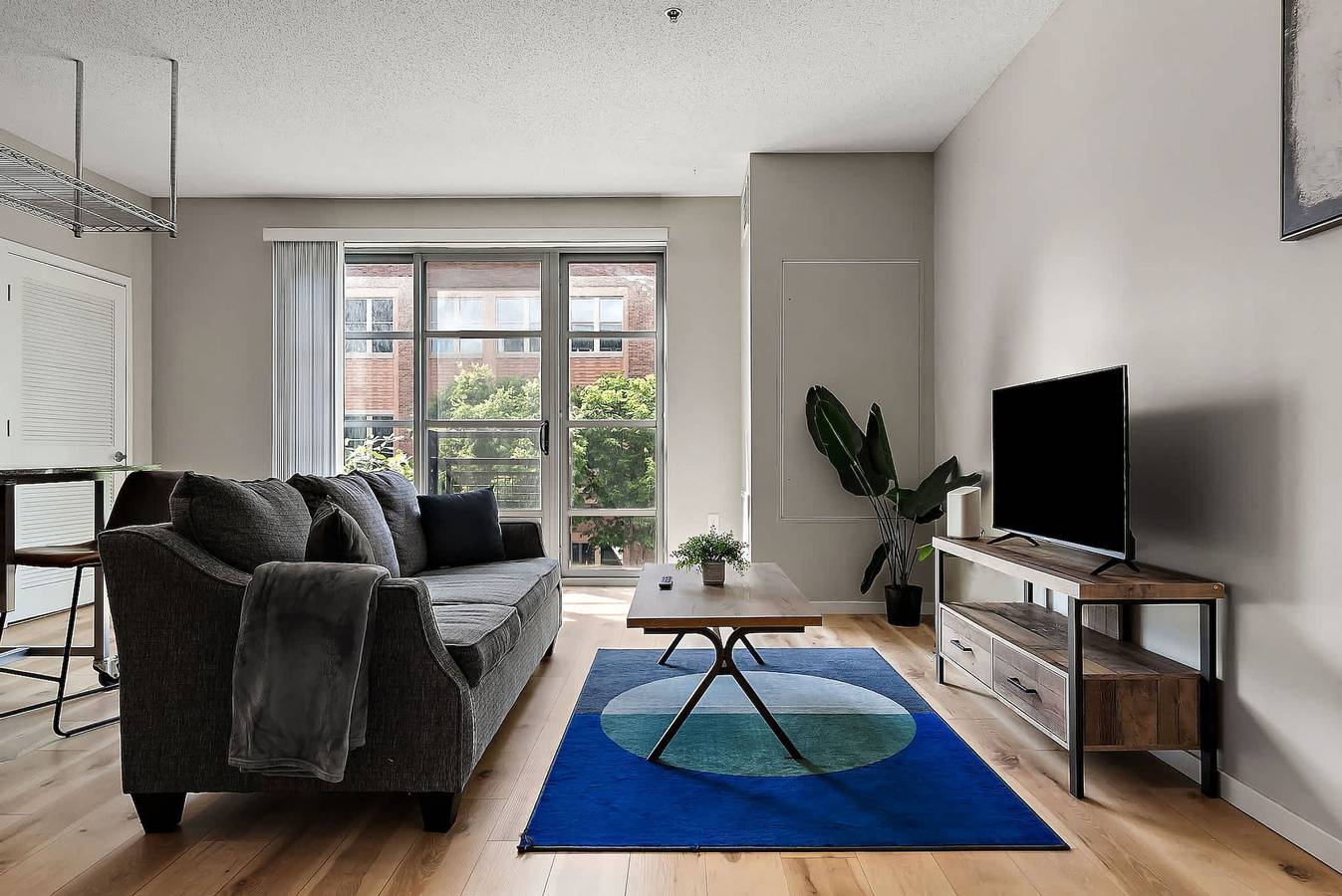 Entire apartment, Cozysuites Mill District with pool  gym  13 in Minneapolis, Twin Cities